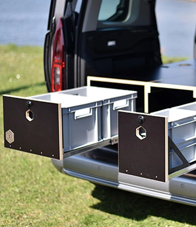 Campingbox mit zwei ausgefahrenen Schubladen